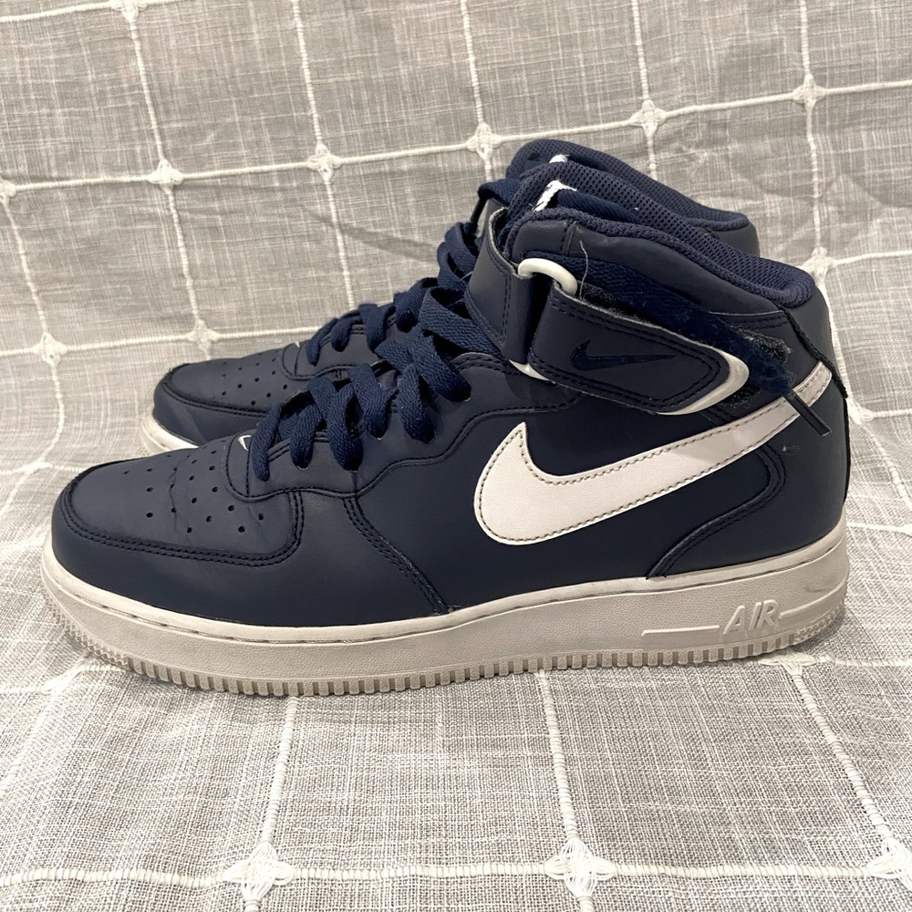 Air Force 1 Mids ‘07 size 8.5 Navy and White